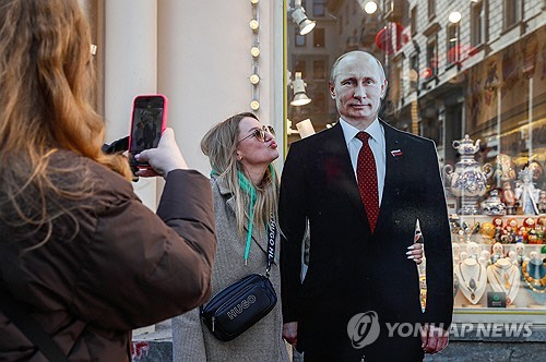 푸틴 등신대와 사진찍는 여성[EPA=연합뉴스 자료사진]